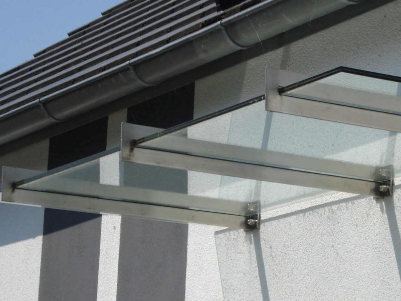 Haustuerueberdachung-silber-glas