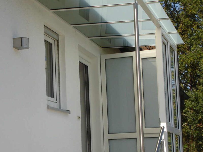 Haustuerueberdachung-weiss