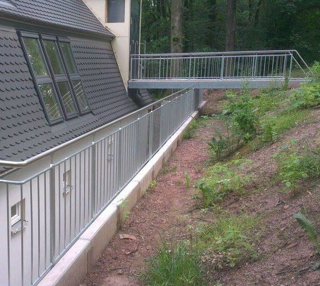 Fußgängerbrücke mit Metallgeländer, gefertigt von CHS Metallbau in Abenberg