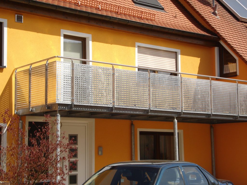 Stahlbalkon mit Lochblech-Füllung an einem Wohnhaus