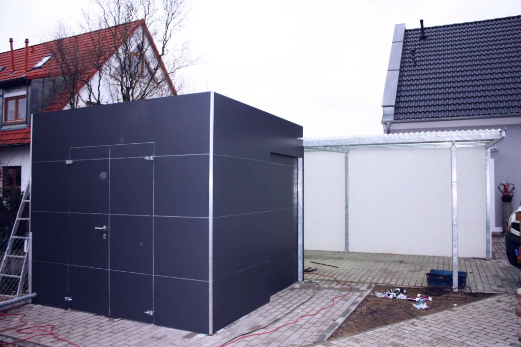 Freistehender Metall-Carport mit seitlichem Anbau für zusätzlichen Stauraum