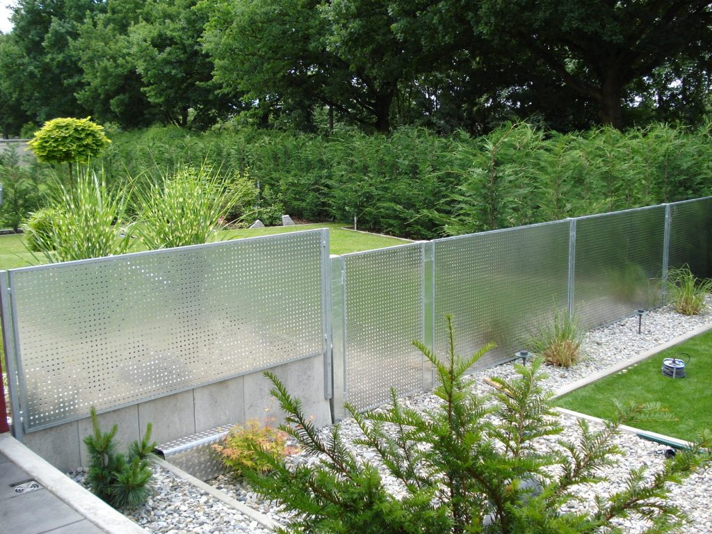 Gartenzaun mit Stahlrahmen und Aluminium-Lochblech, montiert von CHS Metallbau in Eltersdorf