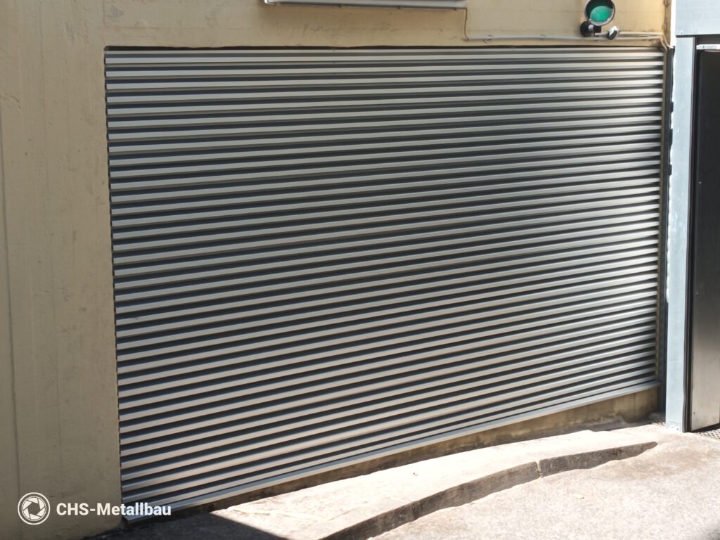 Sektionaltor mit horizontaler Lamellenstruktur als Garageneinfahrt