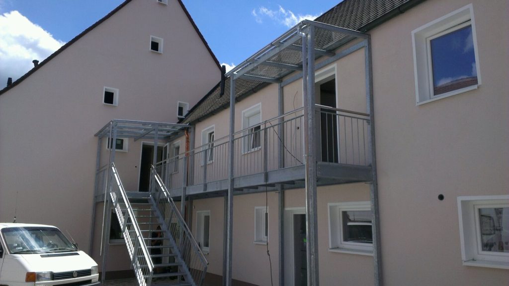 Laubengang an einem Mehrfamilienhaus mit Metallgeländer, CHS Metallbau, Neunkirchen am Brand