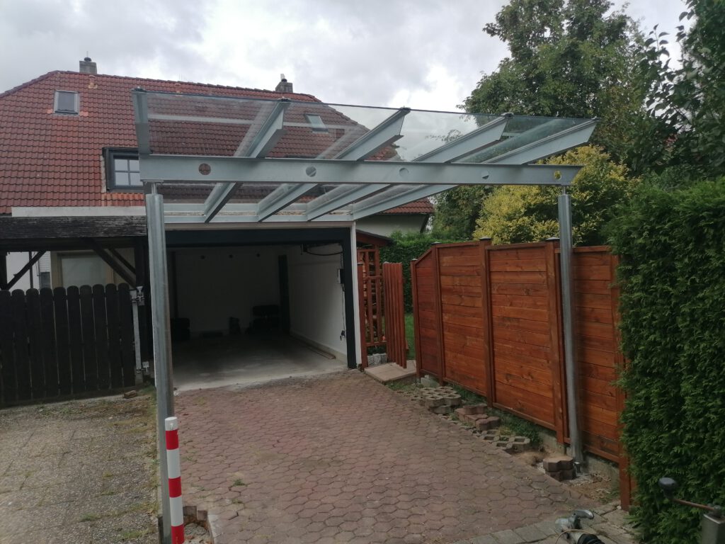 Metall-Carport mit seitlichem Anbau, gefertigt von CHS Metallbau