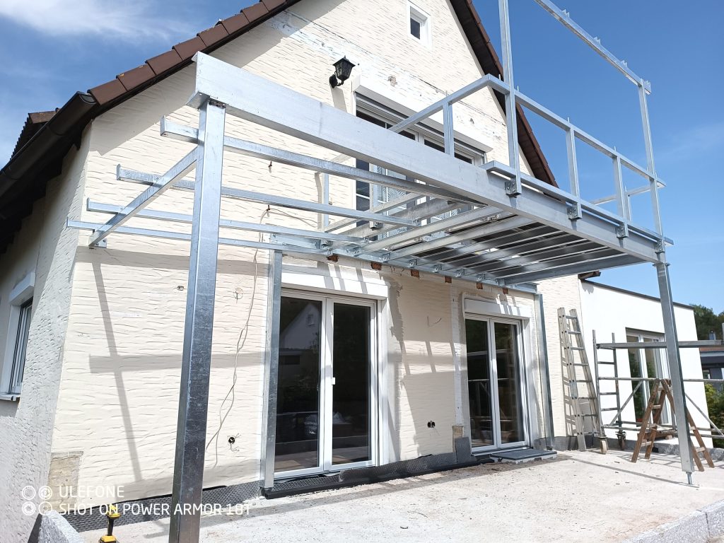 Vorstellbalkon mit Metallgeländer und Dach, CHS Metallbau, Allersberg