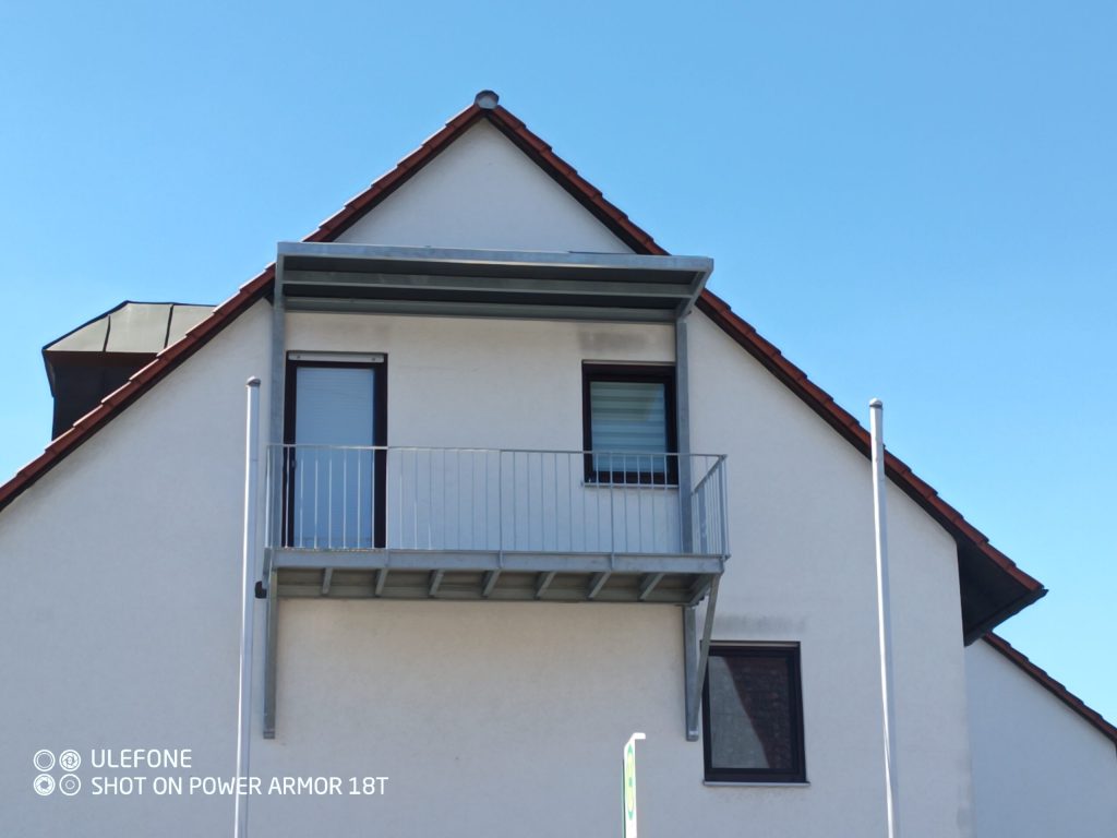 Vorstellbalkon mit Metallgeländer und Überdachung, CHS Metallbau, Fürth