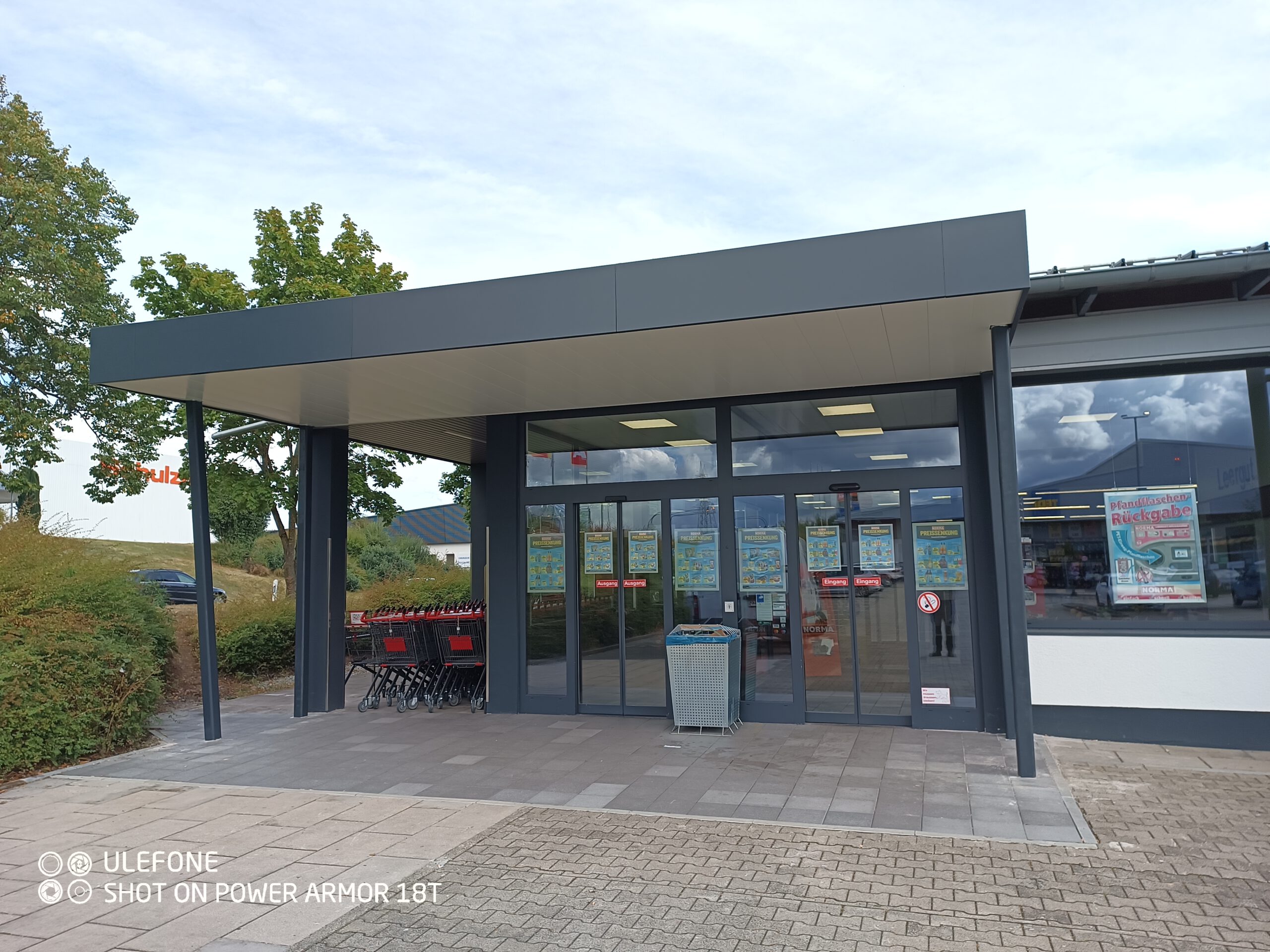 Große Eingangsüberdachung aus Stahl und Glas am Norma-Markt in Rödental, CHS Metallbau