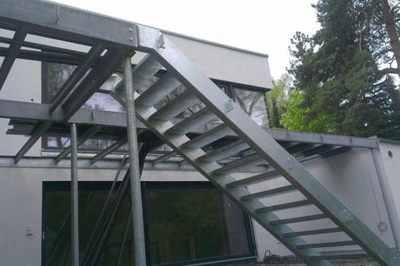 Balkon aus Metall mit Geländer an einem Wohnhaus