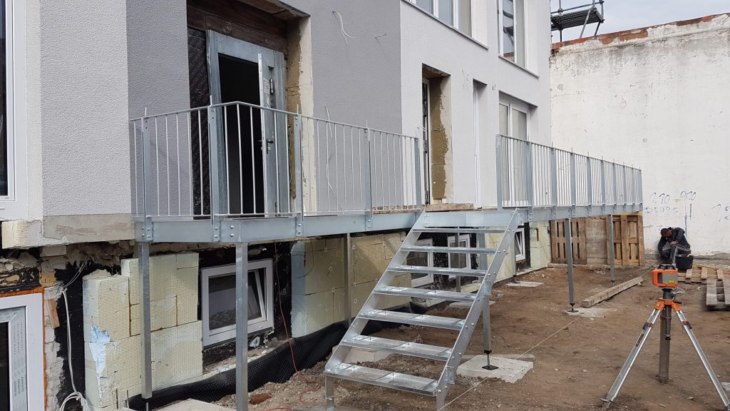 Terrasse mit Metallgeländer und Außentreppe, CHS Metallbau, Bamberg